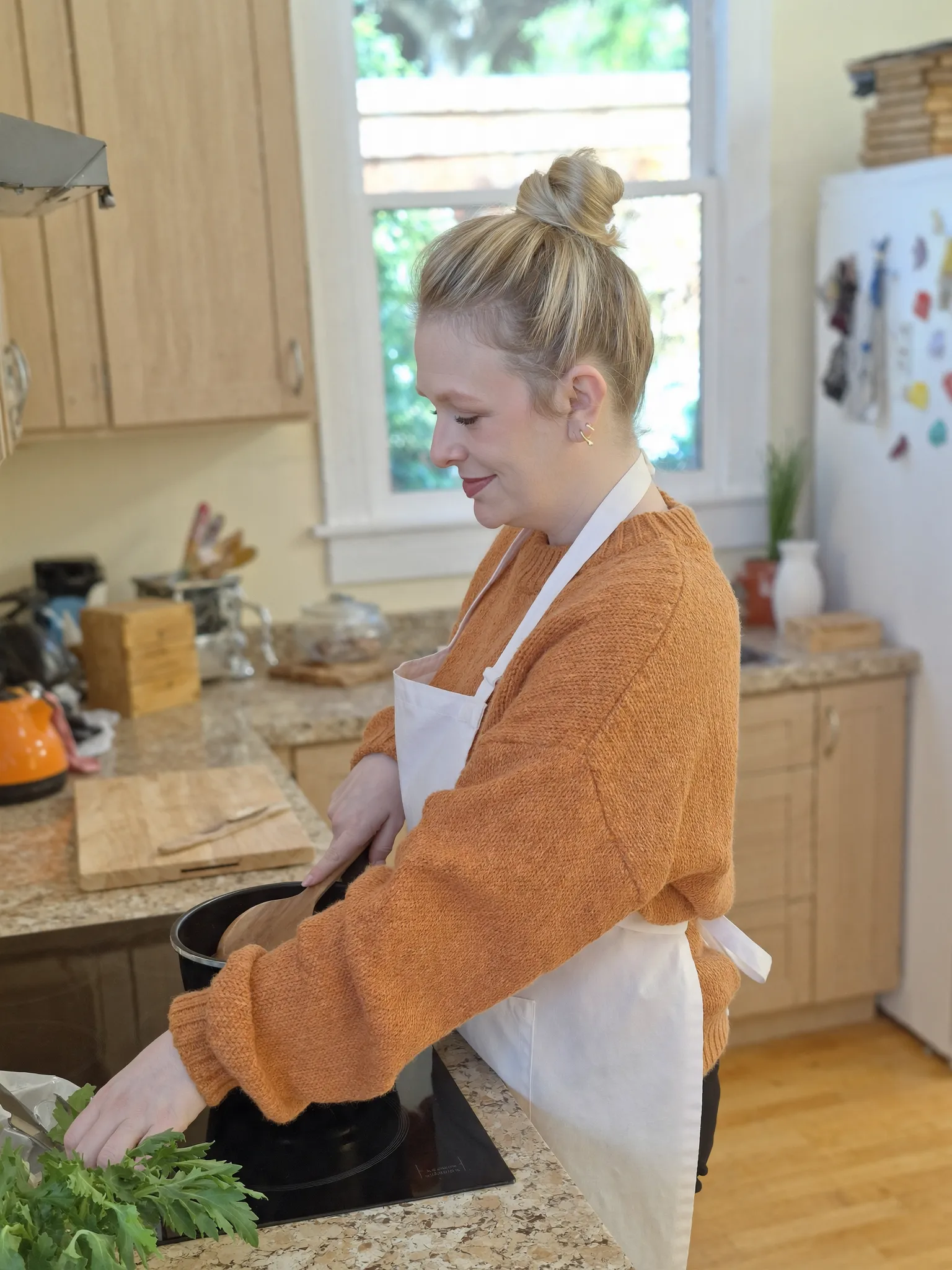 Suelen Defante em sua cozinha, cozinhando em casa